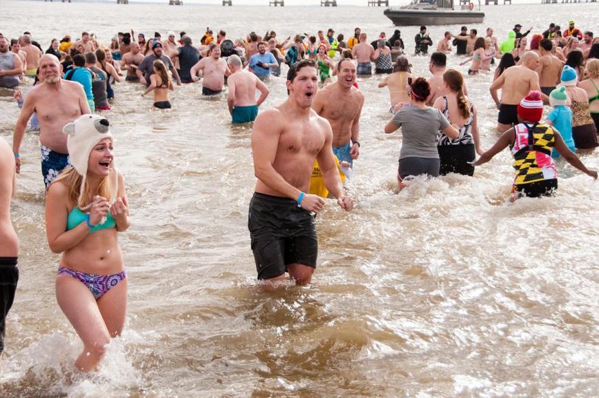 Banhistas no mar gelado em festival