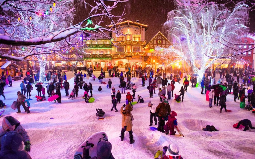 Crianças brincando na neve em festivais